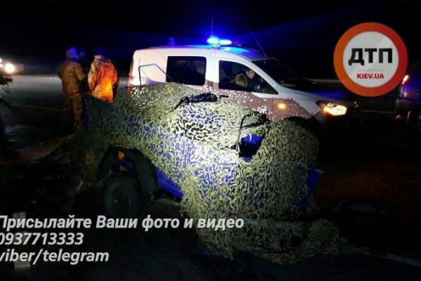 Под Киевом девушка на Mitsubishi на полном ходу протаранила военный микроавтобус Под Киевом девушка на Mitsubishi на полном ходу протаранила военный микроавтобус
