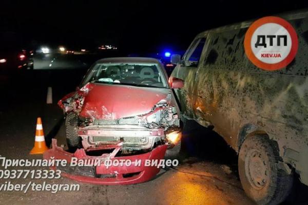 Под Киевом девушка на Mitsubishi на полном ходу протаранила военный микроавтобус Под Киевом девушка на Mitsubishi на полном ходу протаранила военный микроавтобус