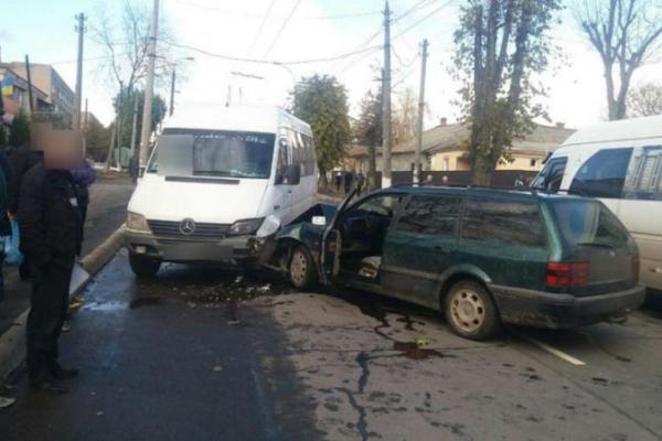 У Хмельницькому сталася ДТП за участі маршрутного таксі У Хмельницькому сталася ДТП за участі маршрутного таксі