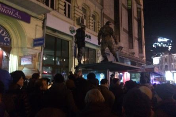 Активисты Майдана разбили окна в Сбербанке России Активисты Майдана разбили окна в Сбербанке России