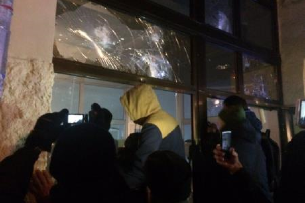 Активисты Майдана разбили окна в Сбербанке России Активисты Майдана разбили окна в Сбербанке России