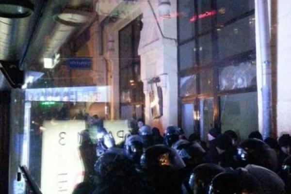 Активисты Майдана разбили окна в Сбербанке России