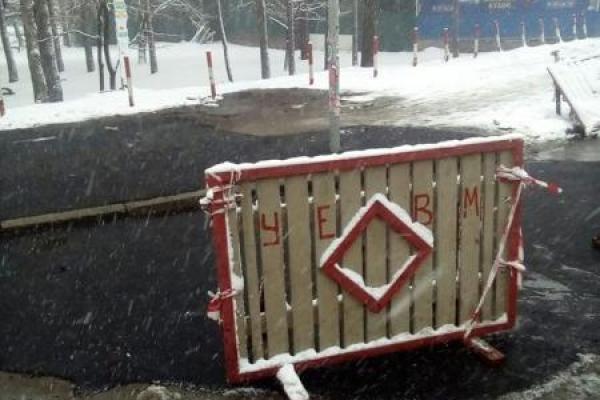 В Киеве начали выкладывать асфальт в снег - соцсети В Киеве начали выкладывать асфальт в снег - соцсети