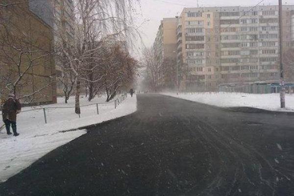 В Киеве начали выкладывать асфальт в снег - соцсети В Киеве начали выкладывать асфальт в снег - соцсети