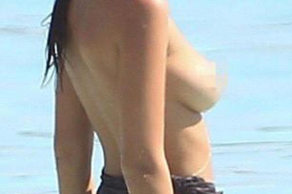 Модель Эмили Ратаковски "засветила" обнаженную грудь на пляже