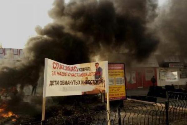 В Киеве новый протест: пикетирующие подожгли автомобильные шины В Киеве новый протест: пикетирующие подожгли автомобильные шины