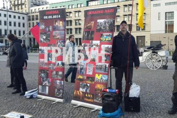 В Берлине заметили людей с флагами "ЛНР" В Берлине заметили людей с флагами "ЛНР"