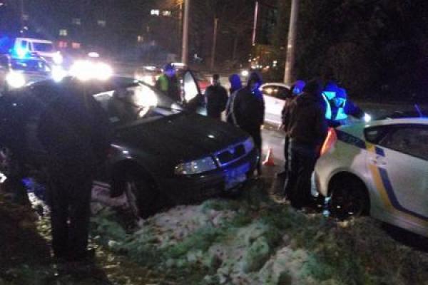 В Тернополі сталася ДТП, у яку потрапив автомобіль поліції з п’яним водієм В Тернополі сталася ДТП, у яку потрапив автомобіль поліції з п’яним водієм