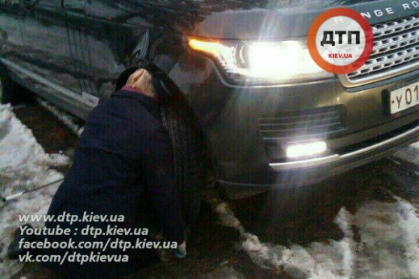 Жахливий випадок у Москві: водію розчавило голову колесо власної іномарки (18+) Жахливий випадок у Москві: водію розчавило голову колесо власної іномарки (18+)