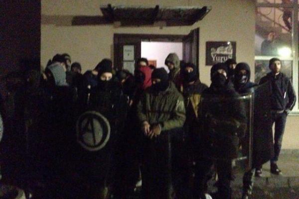 Стычка "правых" и "левых" во Львове: появились кадры с места событий Стычка "правых" и "левых" во Львове: появились кадры с места событий