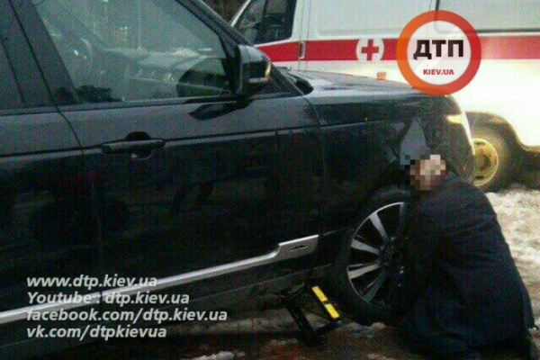 Жахливий випадок у Москві: водію розчавило голову колесо власної іномарки (18+) Жахливий випадок у Москві: водію розчавило голову колесо власної іномарки (18+)