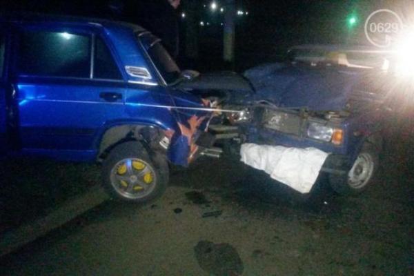 В Мариуполе произошло жуткое ДТП: автомобиль такси спровоцировал аварию и скрылся В Мариуполе произошло жуткое ДТП: автомобиль такси спровоцировал аварию и скрылся