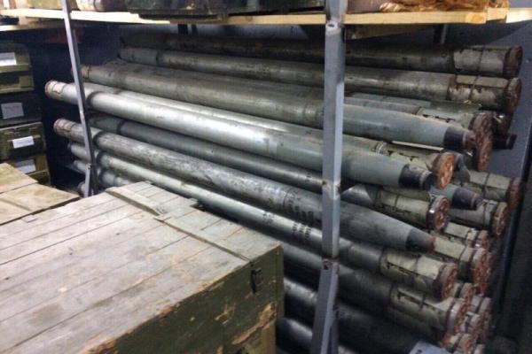 Под Киевом обнаружили подземное хранилище с огромным арсеналом оружия и боеприпасов Под Киевом обнаружили подземное хранилище с огромным арсеналом оружия и боеприпасов
