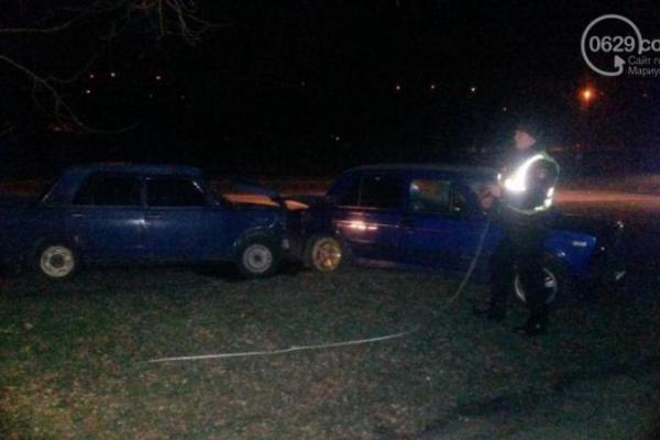 В Мариуполе произошло жуткое ДТП: автомобиль такси спровоцировал аварию и скрылся В Мариуполе произошло жуткое ДТП: автомобиль такси спровоцировал аварию и скрылся