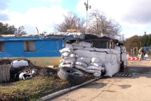 Под Мариуполем на блокпостах нет электричества и санитарных сооружений Под Мариуполем на блокпостах нет электричества и санитарных сооружений