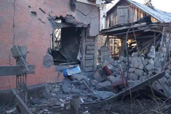 Появились жуткие кадры страшных разрушений после обстрелов Брянки боевиками "ЛНР" Появились жуткие кадры страшных разрушений после обстрелов Брянки боевиками "ЛНР"