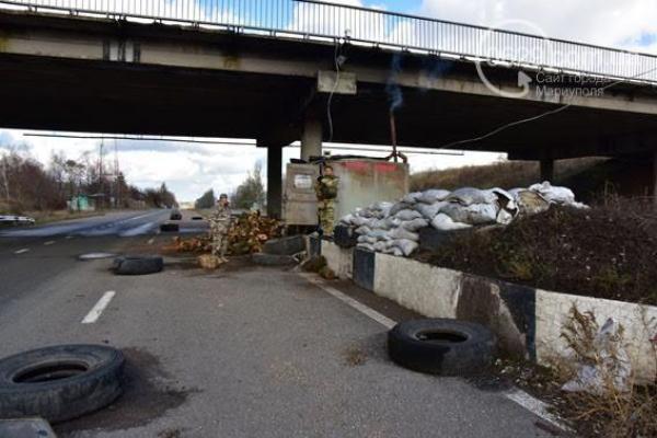 Под Мариуполем на блокпостах нет электричества и санитарных сооружений Под Мариуполем на блокпостах нет электричества и санитарных сооружений