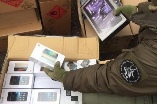 СБУ в зоні АТО затримала незаконні вантажі на 2 мільйони гривень