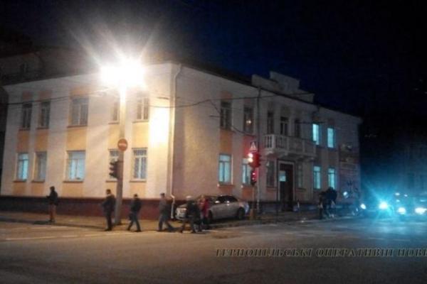 У центрі Тернополя сталася ДТП: іномарка через відмову гальм вилетіла на тротуар У центрі Тернополя сталася ДТП: іномарка через відмову гальм вилетіла на тротуар
