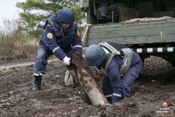 На Тернопільщині чоловіки випадково натрапили на фугасну авіабомбу На Тернопільщині чоловіки випадково натрапили на фугасну авіабомбу