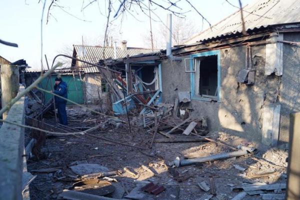 Появились жуткие кадры страшных разрушений после обстрелов Брянки боевиками "ЛНР" Появились жуткие кадры страшных разрушений после обстрелов Брянки боевиками "ЛНР"