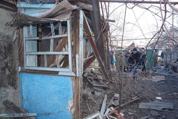 Появились жуткие кадры страшных разрушений после обстрелов Брянки боевиками "ЛНР" Появились жуткие кадры страшных разрушений после обстрелов Брянки боевиками "ЛНР"