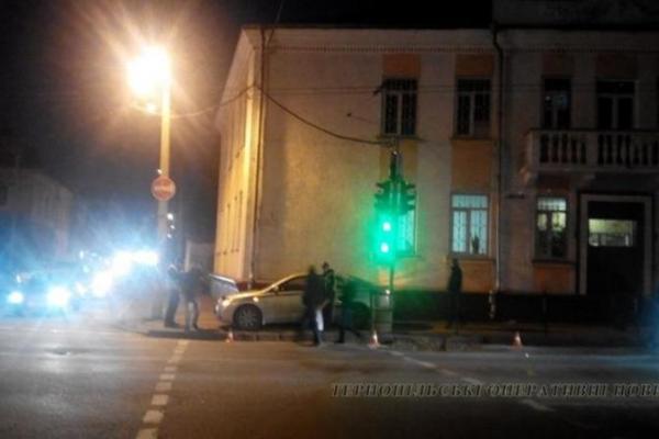 У центрі Тернополя сталася ДТП: іномарка через відмову гальм вилетіла на тротуар У центрі Тернополя сталася ДТП: іномарка через відмову гальм вилетіла на тротуар