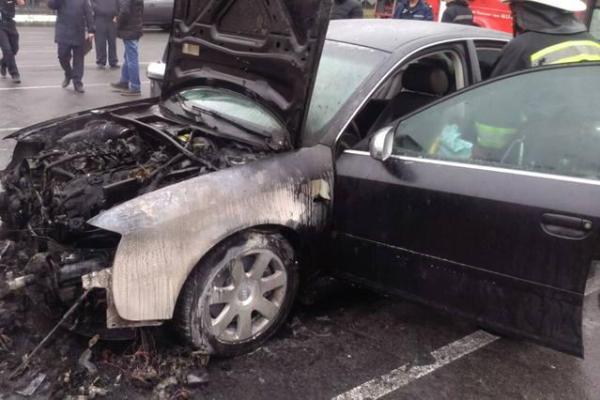 В Харькове произошел шокирующий инцидент: два автомобиля сгорели прямо в центре города В Харькове произошел шокирующий инцидент: два автомобиля сгорели прямо в центре города