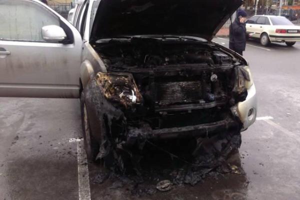 В Харькове произошел шокирующий инцидент: два автомобиля сгорели прямо в центре города В Харькове произошел шокирующий инцидент: два автомобиля сгорели прямо в центре города