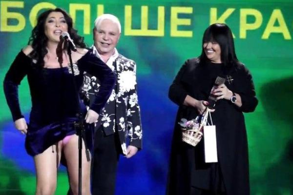 Певица Лолита оконфузилась на сцене, показав публике нижнее белье