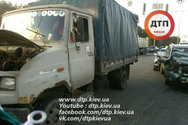 В Киеве произошло крупное ДТП: у грузовика отказали тормоза В Киеве произошло крупное ДТП: у грузовика отказали тормоза