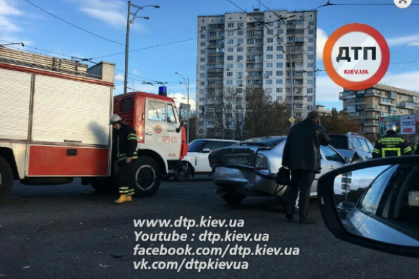 В Киеве произошло крупное ДТП: у грузовика отказали тормоза В Киеве произошло крупное ДТП: у грузовика отказали тормоза