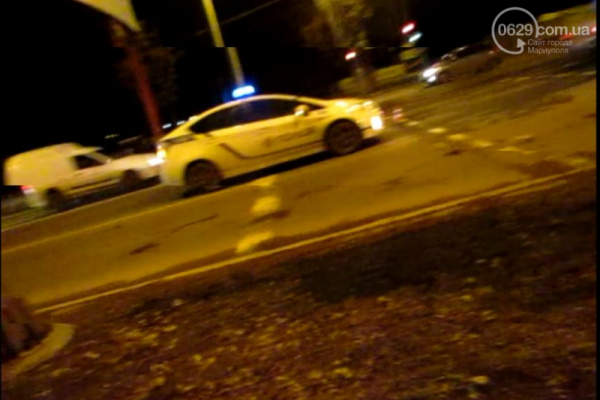 В Мариуполе произошла авария, в которой "азовцы" врезались в иномарку В Мариуполе произошла авария, в которой "азовцы" врезались в иномарку