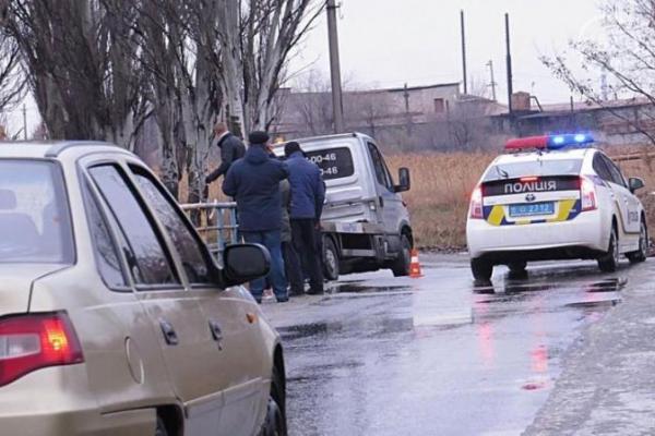 Жуткая авария в Мариуполе: автомобиль на скользком мосту улетел в реку Жуткая авария в Мариуполе: автомобиль на скользком мосту улетел в реку