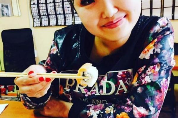 Якутская продавщица стала звездой Сети из-за своих бровей 