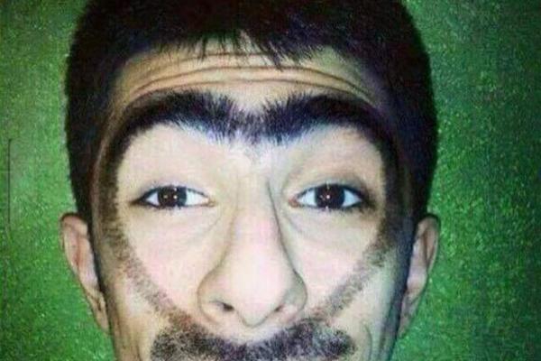 Якутская продавщица стала звездой Сети из-за своих бровей 