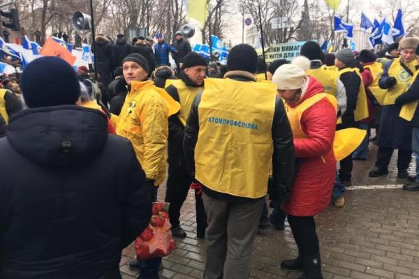 Здание Верховной Рады пикетируют активисты ФПУ Здание Верховной Рады пикетируют активисты ФПУ