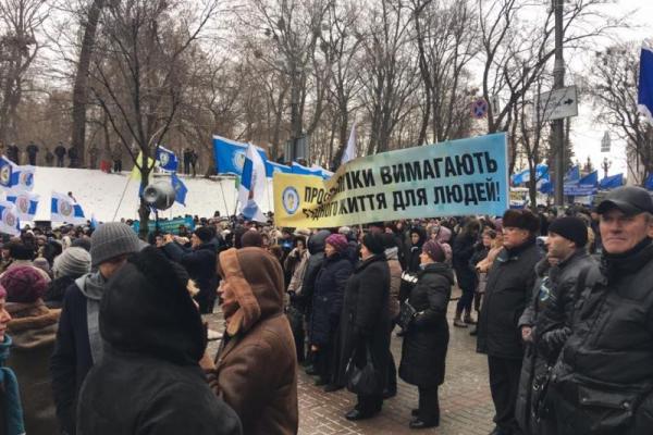 Здание Верховной Рады пикетируют активисты ФПУ Здание Верховной Рады пикетируют активисты ФПУ