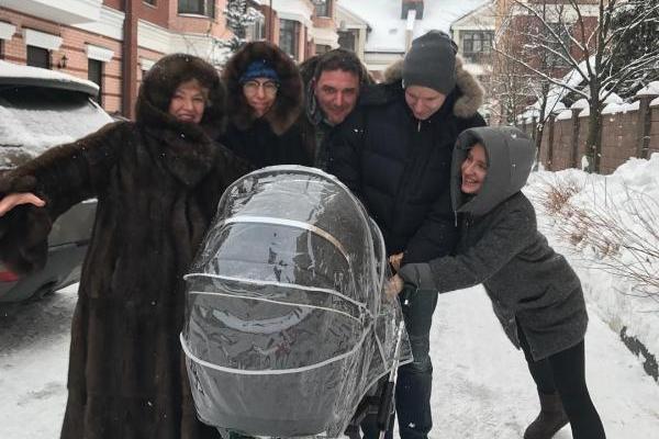 Телеведущая Ксения Собчак показала первое фото с прогулки новорожденного сына