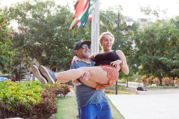 Сеть взорвали снимки Марадоны, который носит на руках молодую возлюбленную 