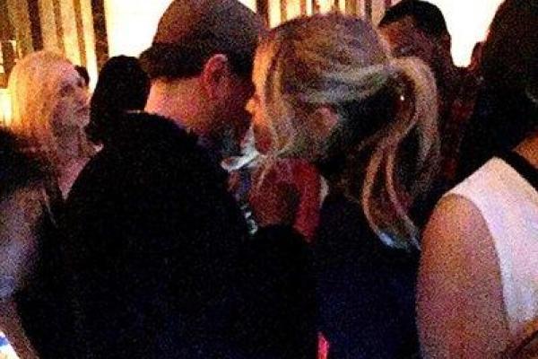 Леонардо Ди Каприо застукали за страстными поцелуями с неизвестной блондинкой