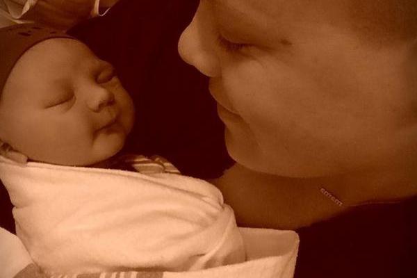 Певица Пинк показала первое фото новорожденного сына