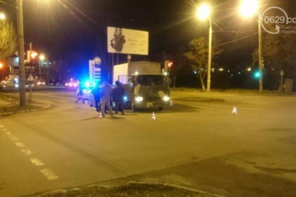 В Мариуполе произошла авария, в которой "азовцы" врезались в иномарку В Мариуполе произошла авария, в которой "азовцы" врезались в иномарку