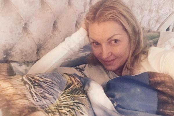 Известная балерина Волочкова произвела фурор снимком без макияжа