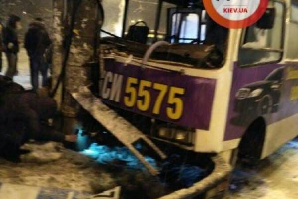 ДТП в Киеве: маршрутчик сбил пешеходов и врезался в столб, есть пострадавшие ДТП в Киеве: маршрутчик сбил пешеходов и врезался в столб, есть пострадавшие