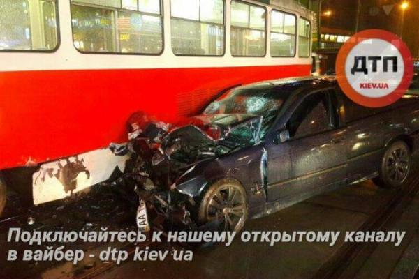 В Киеве произошло жуткое ДТП: молодой водитель врезался в трамвай с пассажирами В Киеве произошло жуткое ДТП: молодой водитель врезался в трамвай с пассажирами