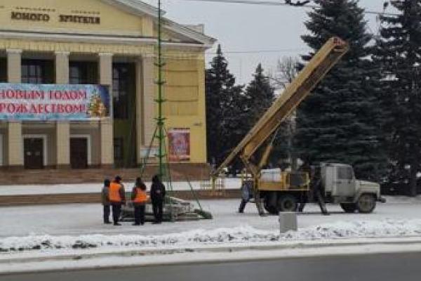 Русские "братья" "подарили" оккупированной Макеевке 13-метровую елку
