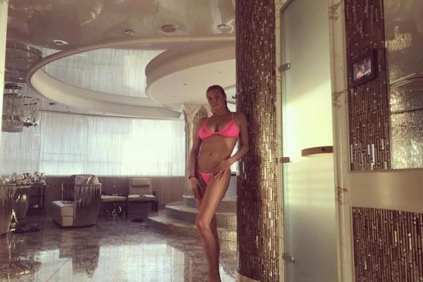 Известную балерину Волочкову раскритиковали за фото в открытом купальнике