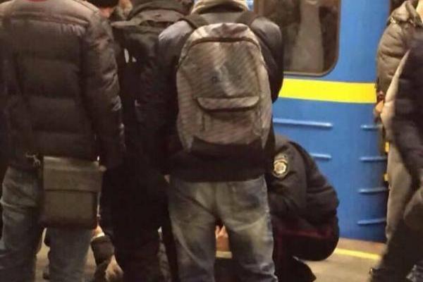 В Киеве мужчина-именинник упал под вагон поезда В Киеве мужчина-именинник упал под вагон поезда