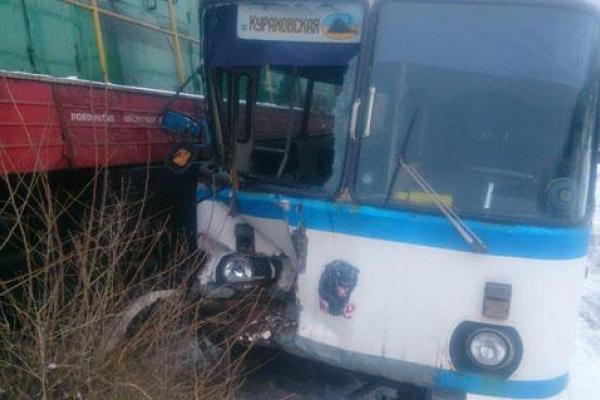 В Донецкой области произошло страшное ДТП, в котором автобус с шахтерами столкнулся с поездом В Донецкой области произошло страшное ДТП, в котором автобус с шахтерами столкнулся с поездом